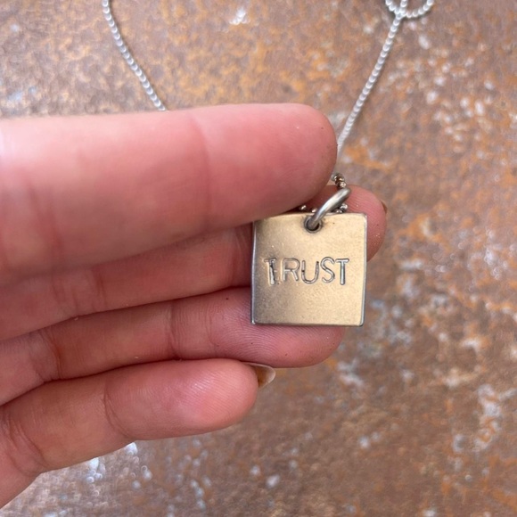 Silver chain “trust” necklace - Picture 2 of 3